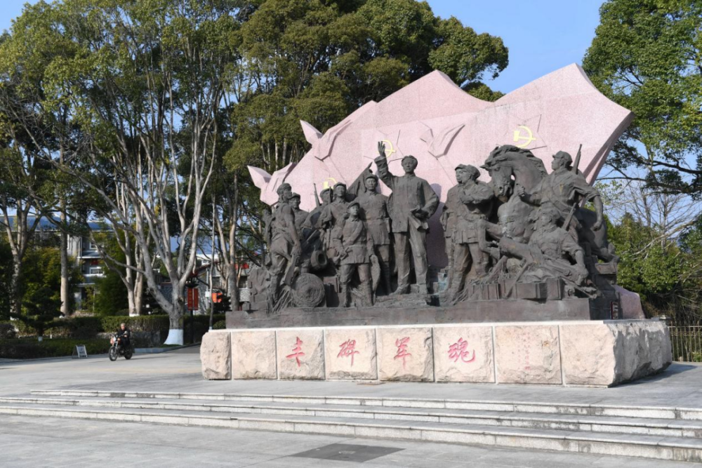 古田會(huì)議紀(jì)念館前的“豐碑軍魂”雕塑群（ 2021年1月25日攝）。新華社記者林善傳攝